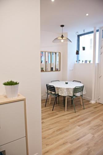 CHARMING Parisian Apartment WITH AIR CONDITIONING - CLIMATISATION & 2 BEDROOMS - Batignolles PARIS photo 19