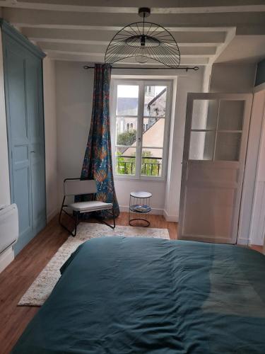 - une chambre avec un grand lit et une fenêtre dans l'établissement Maison avec jardin dans petit bourg typiquement Percheron - Le Colombier, à Boissy-Maugis