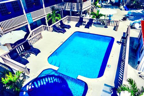 an overhead view of a swimming pool in a resort at La Isla Resort in Caye Caulker