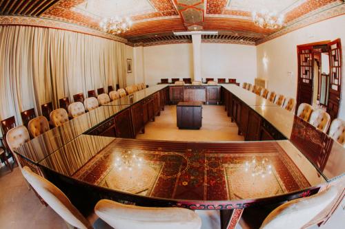a conference room with a long table and chairs at Borj Des Cascades & Spa in Ouzoud