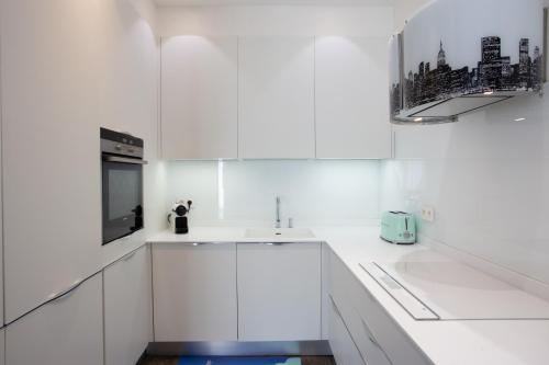 Kuchyň nebo kuchyňský kout v ubytování Luxurious 2 Bedrooms Apartment, 30 meter from beach
