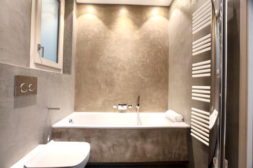 Koupelna v ubytování Luxurious 2 Bedrooms Apartment, 30 meter from beach