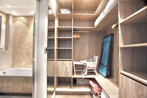 Ett kök eller pentry på Luxurious 2 Bedrooms Apartment, 30 meter from beach