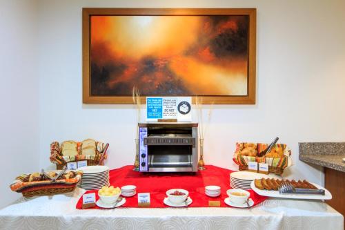 um quarto com uma mesa com comida em ZEN Hotel em Quito