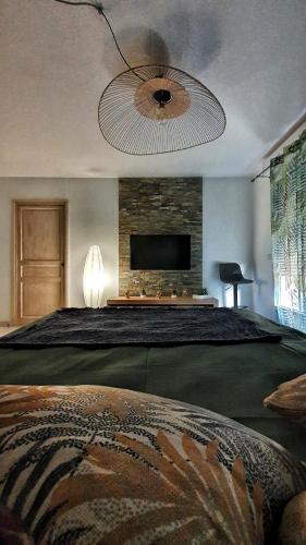 Un dormitorio con una cama grande y un televisor de pantalla plana. en Disneyland Expérience !!, en Montévrain