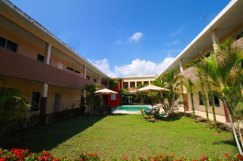 a courtyard of a building with a swimming pool at Hotel Vista Verde in Huichihuayán