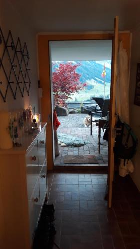 Una puerta a una cocina con vistas al jardín en Chalet Gotthelf Gartenstudio, Ferien mit Hund en Adelboden