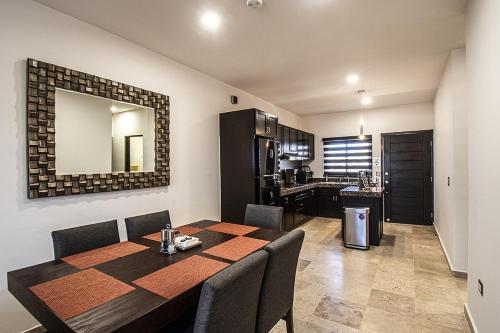 a dining room with a table and a kitchen at Departamentos La Roqueta in La Paz