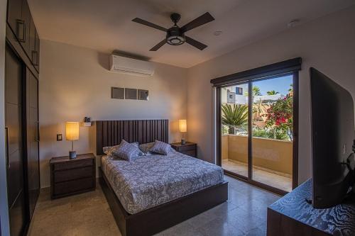 a bedroom with a bed and a ceiling fan at Departamentos La Roqueta in La Paz