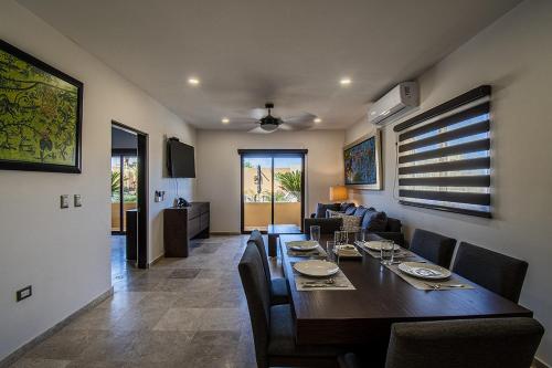 a dining room with a long table and chairs at Departamentos La Roqueta in La Paz