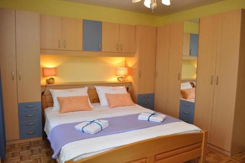Un pat sau paturi într-o cameră la Apartment Milka - 150 m from sea