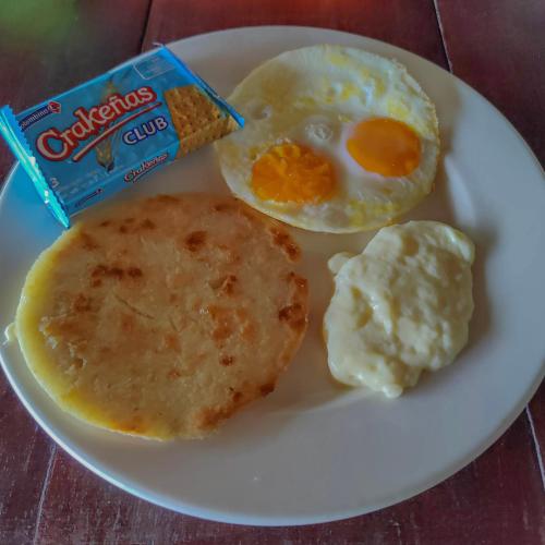 Un plato de huevos y papas fritas y una bolsa de papas fritas en Posada Don Aí, en El Valle