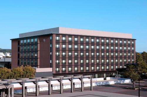 een groot bruin gebouw met veel ramen bij The Royal Park Hotel Kyoto Umekoji in Kyoto