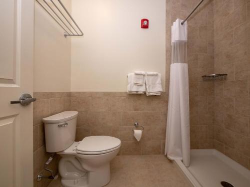 a bathroom with a toilet and a shower at Sea Latch Inn in York Beach