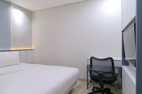 Postel nebo postele na pokoji v ubytování LeGreen Suite Semanggi