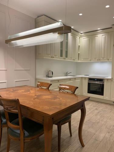 A kitchen or kitchenette at CITY apartments