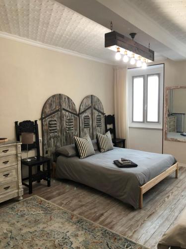 um quarto com uma cama grande e uma cabeceira em madeira em La Casa Verde B&B em Trivero