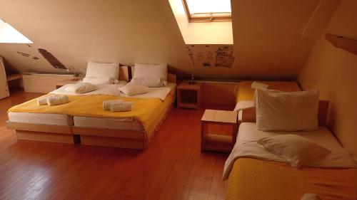 Habitación pequeña con 2 camas y ventana en Car Royal Apartments and Rooms, en Novi Sad