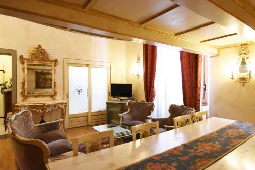 une salle à manger avec une table, des chaises et une télévision dans l'établissement Italian Experience-Suite Medici Loft 8, à Florence