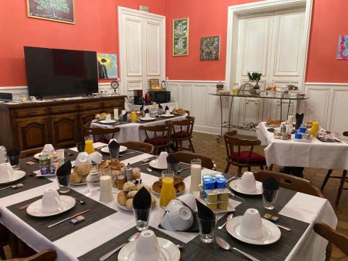 Um restaurante ou outro lugar para comer em Château de la Bouchatte chambre les Roses