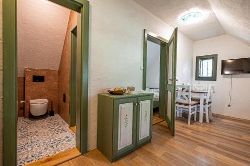 um quarto com uma porta aberta para um quarto com uma mesa em Penzion Betlém em Hlinsko