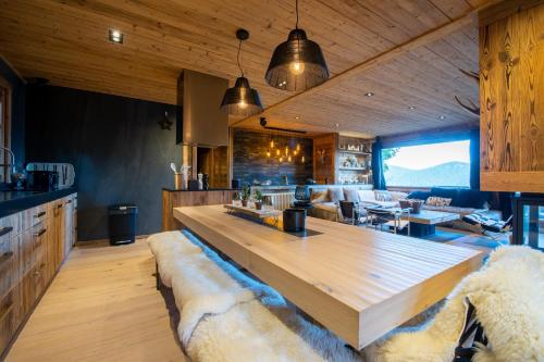 - une cuisine avec une grande table en bois dans l'établissement Chalet Angel, aux Angles