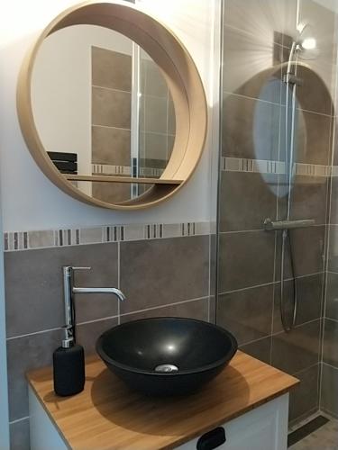 une salle de bain avec un lavabo noir et un miroir dans l'établissement Studio Deauville-Les Marinas,vue mer et bassin, à Deauville