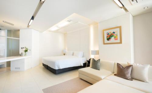 מיטה או מיטות בחדר ב-The Classic 500 Pentaz Executive Residence