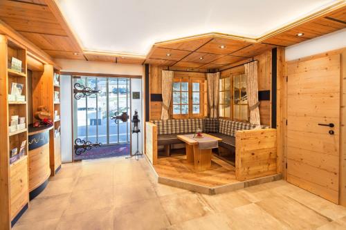 イシュグルにあるHotel Garni Bellevueの木製の壁の客室で、ベンチ付きの客室があります。