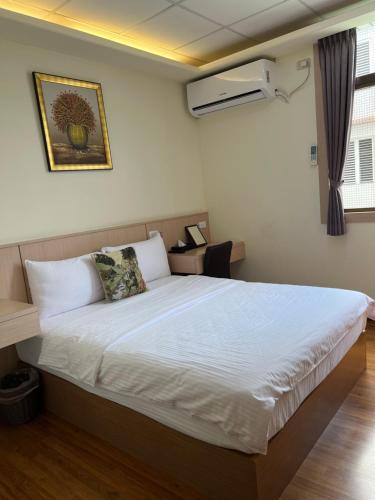 a bedroom with a large white bed in a room at Oriental Hotel in Taimali