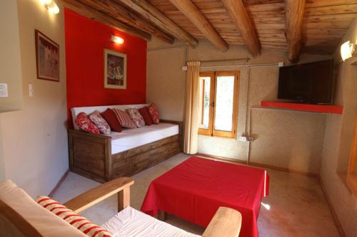 ein Zimmer mit einem Sofa und einem Tisch in einem Zimmer in der Unterkunft La Pilar Petit Chalets in San Rafael