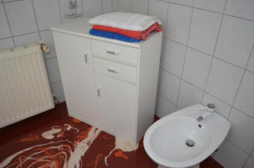 a bathroom with a white toilet and a sink at Ferienwohnung Silvia in Sankt Kanzian