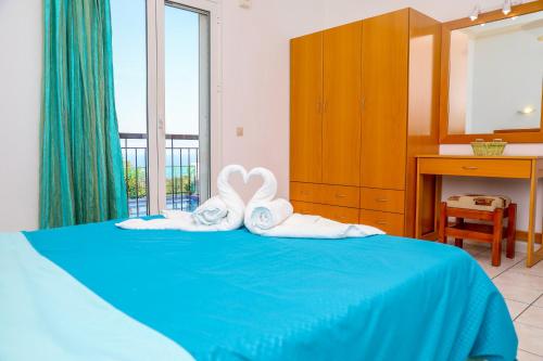 A bed or beds in a room at VILLA MITZELOS