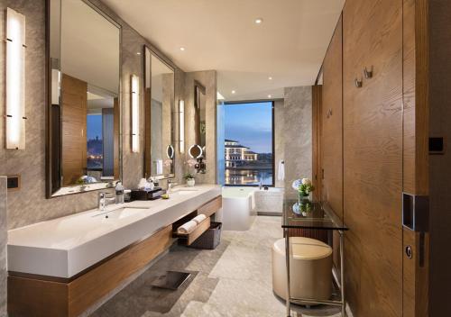 Un baño de InterContinental Nantong by IHG-Best view of yangtze