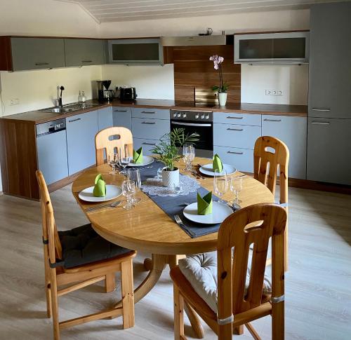 cocina con mesa de madera y sillas en Apartment Bergfeeling, en Russbach am Pass Gschütt