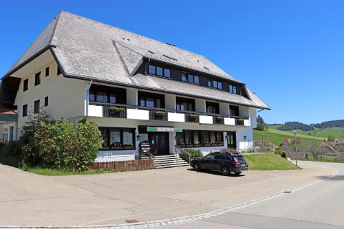 a building with a car parked in front of it at Hotel Kreuz Höhengasthof in Breitnau
