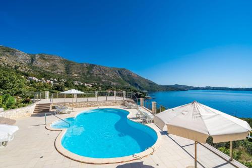 una piscina con vistas al agua en Apartments Marnic- Blue Chill en Mlini