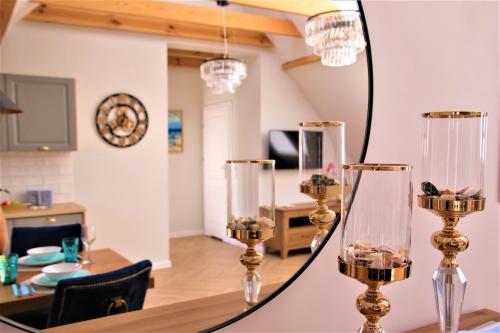 een eetkamer en een woonkamer met een spiegel bij Apartamenty Royal Maris 4 - najlepsza lokalizacja w Ustce, blisko plaży i portu, bezpłatny parking, ścicsłe centrum in Ustka