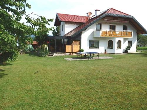 a large house with a large yard with a grass yard at Ferienwohnung Silvia in Sankt Kanzian
