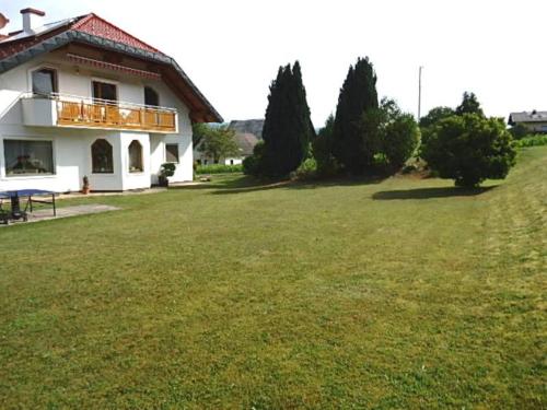 a house with a large yard in front of it at Ferienwohnung Silvia in Sankt Kanzian