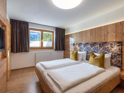 1 dormitorio con 1 cama grande con almohadas amarillas en Apartment Katharina, en Brandberg