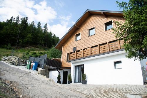 ein Haus mit weißem Holz in der Unterkunft Apartament na stoku in Szczyrk