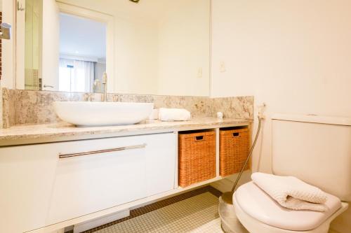 Bathroom sa Flat Clarity Apartments by BnbHost