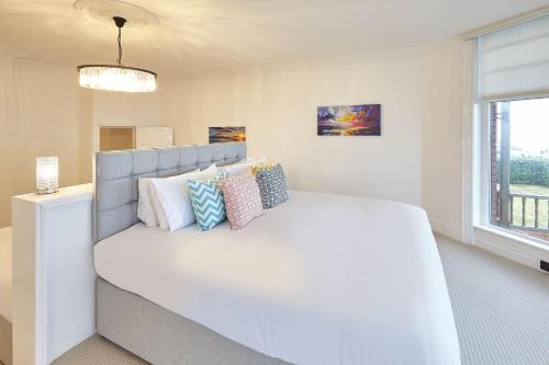 Cama ou camas em um quarto em Host & Stay - Sea Forever Seafront Villa