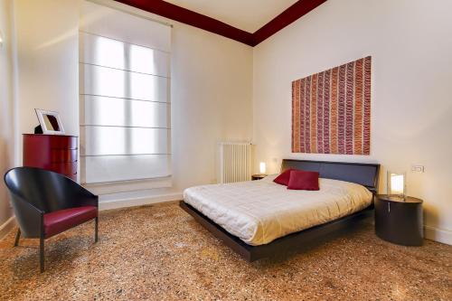 Postel nebo postele na pokoji v ubytování Ca’ Amalia San Marco Venetian Apartment M027042932