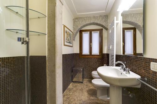 Koupelna v ubytování Ca’ Amalia San Marco Venetian Apartment M027042932