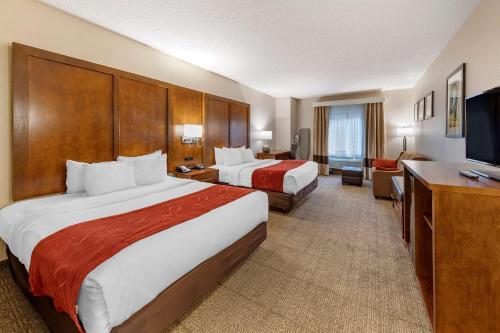 Habitación de hotel con 2 camas y TV de pantalla plana. en Comfort Suites Near Six Flags Magic Mountain, en Stevenson Ranch