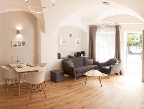 - un salon avec un canapé et une table dans l'établissement Appartementhaus Angelika, à Lindau