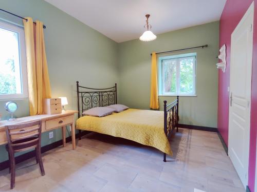 1 dormitorio con cama, escritorio y ventana en Uw eigen boerderij bij Le Moulin de la Place en Hargicourt