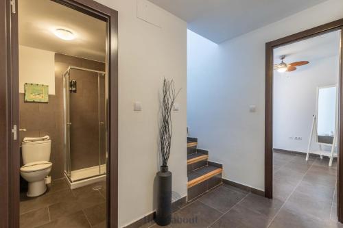 Ένα μπάνιο στο FUN BUILDING DUPLEXES by HOMEABOUT